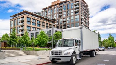 Industrial,White,Middle,Duty,Compact,Rig,Day,Cab,Semi,Truck